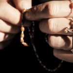 “Sao anh siêng lần chuỗi”