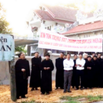 Các đan sĩ dòng Biển Đức phản đối việc tự tiện xây miếu thờ trên đất đan viện