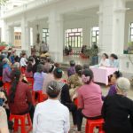 Khám bệnh, cấp phát thuốc miễn phí và tặng quà cho người nghèo tại giáo xứ Rú Đất