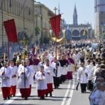 Hàng triệu người cung nghinh Mình Thánh Chúa trên các đường phố Châu Âu trong ngày Lễ Corpus Christi