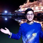 Chàng trai nặn dáng cho đồ họa Công giáo Việt Nam