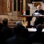 Đức Thánh Cha mời gọi các linh mục vượt thắng thái độ cay đắng và bất mãn