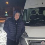 Hồng y Krajewski bên cạnh chiếc xe tải mang theo máy phát điện và áo giữ nhiệt đến Ukraine