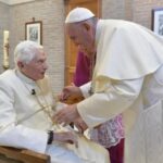 Cả thế giới cầu nguyện cho Đức Bênêđictô XVI