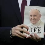 Giáo hội lý tưởng của Đức Phanxicô trong quyển sách tiểu sử của ngài