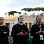 Mọi ánh mắt đổ dồn về ống khói nhà nguyện Sistine trong ngày thứ hai của mật nghị